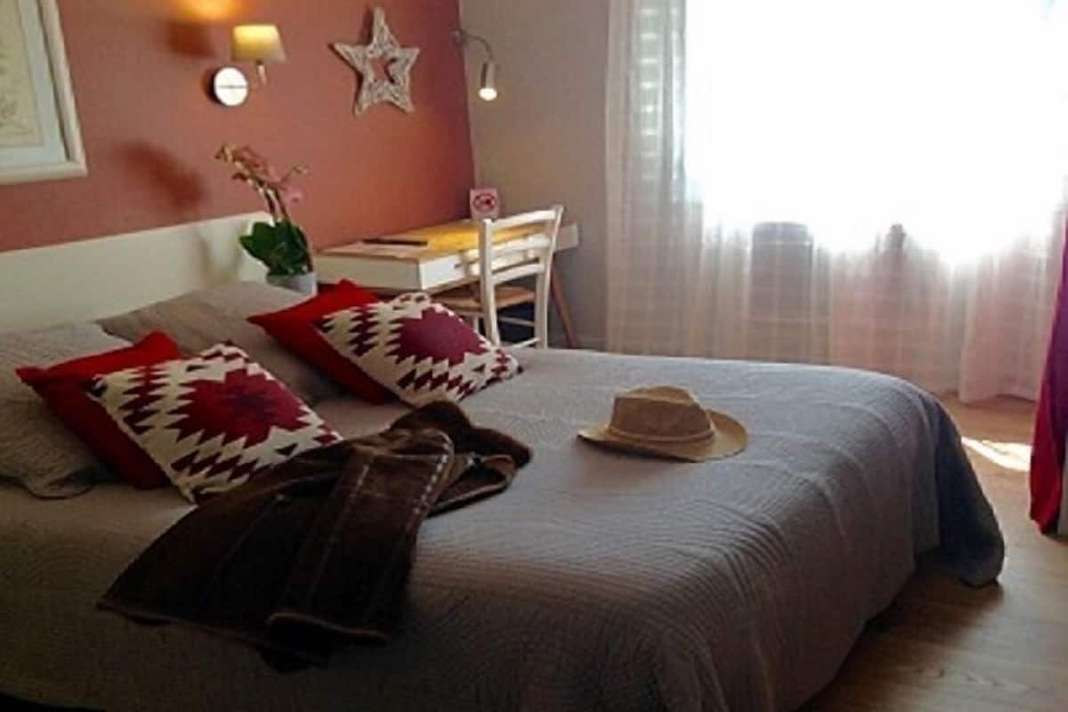 classic double room | desk, soundproofing, iron/ironing board, free cots/infant beds