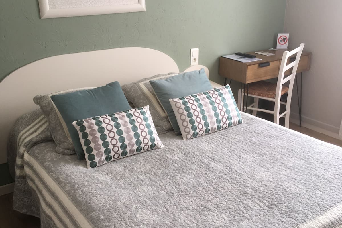 classic double room | desk, soundproofing, iron/ironing board, free cots/infant beds