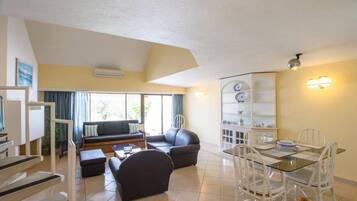 Televisión de pantalla plana, chimenea, juguetes