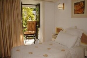 Cofres nos quartos, cortinas blackout, ferros/tábuas de passar roupa