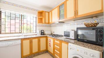 Refrigerador con freezer, microondas, horno, placa de cocina