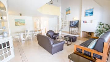 TV de tela plana, lareira, brinquedos