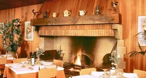 Lunch, dinner served; Italian cuisine, garden views - Hotel Ristorante Portole (Cortona)