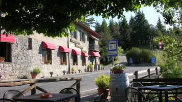 Vista frontal de la propiedad