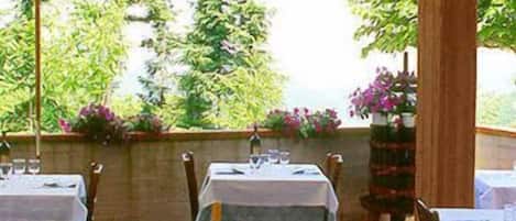 Se sirven comidas, cenas y cocina italiana con vista al jardín