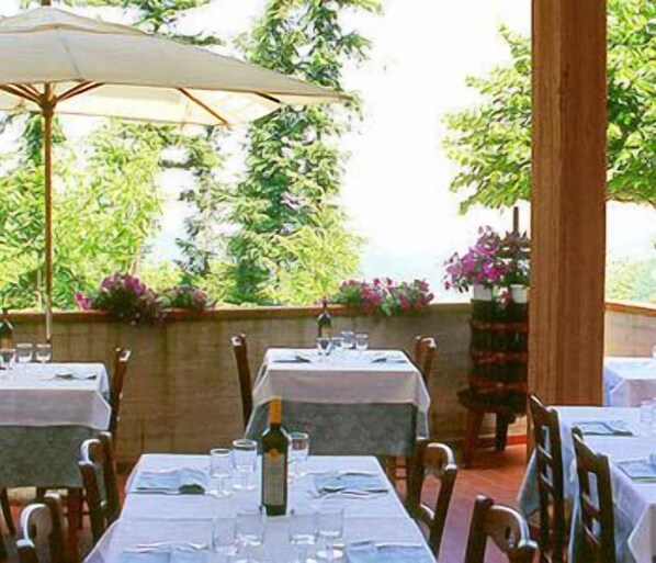 Lunch, dinner served; Italian cuisine, garden views - Hotel Ristorante Portole (Cortona)