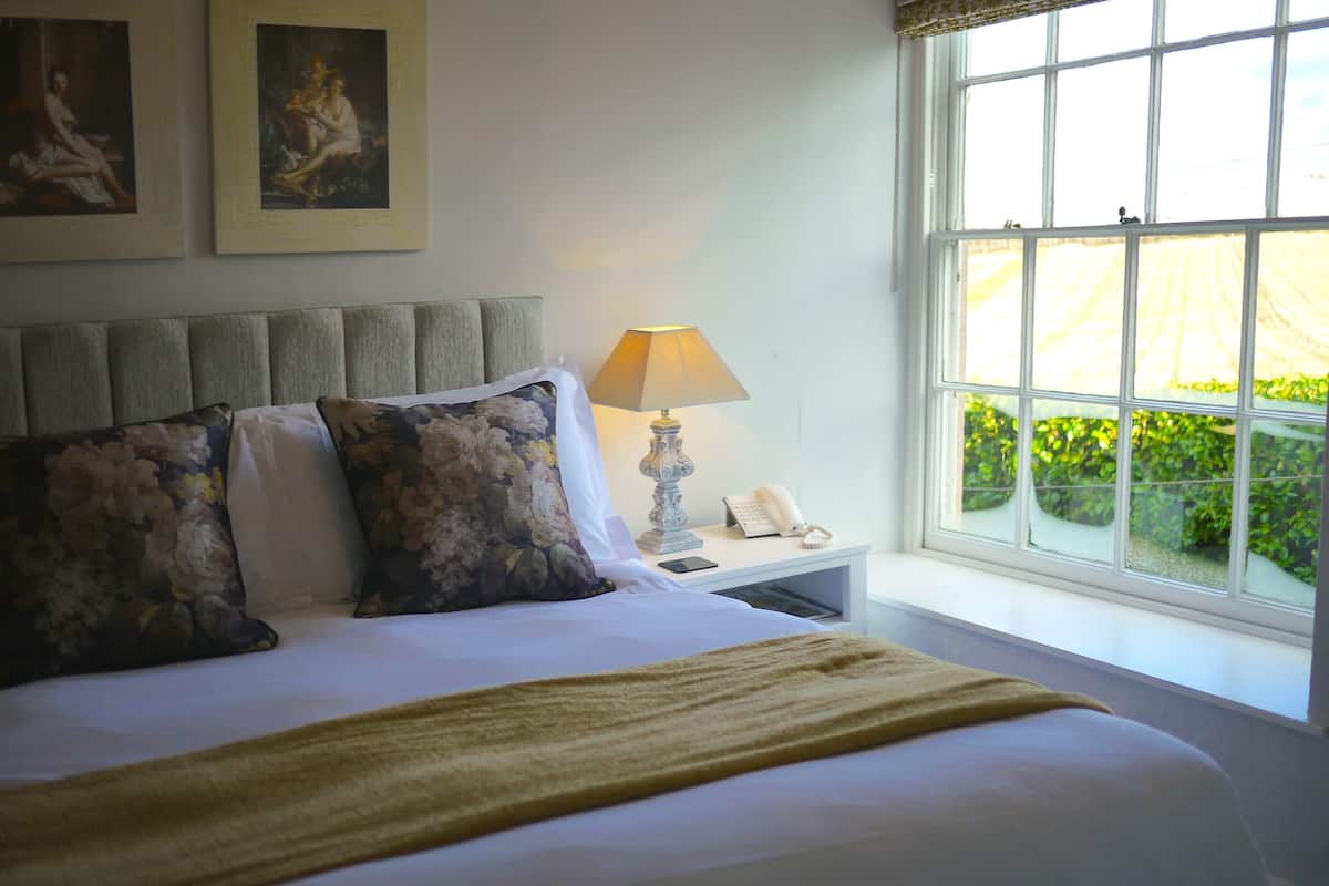 Egyptian cotton sheets, premium bedding, soundproofing, WiFi