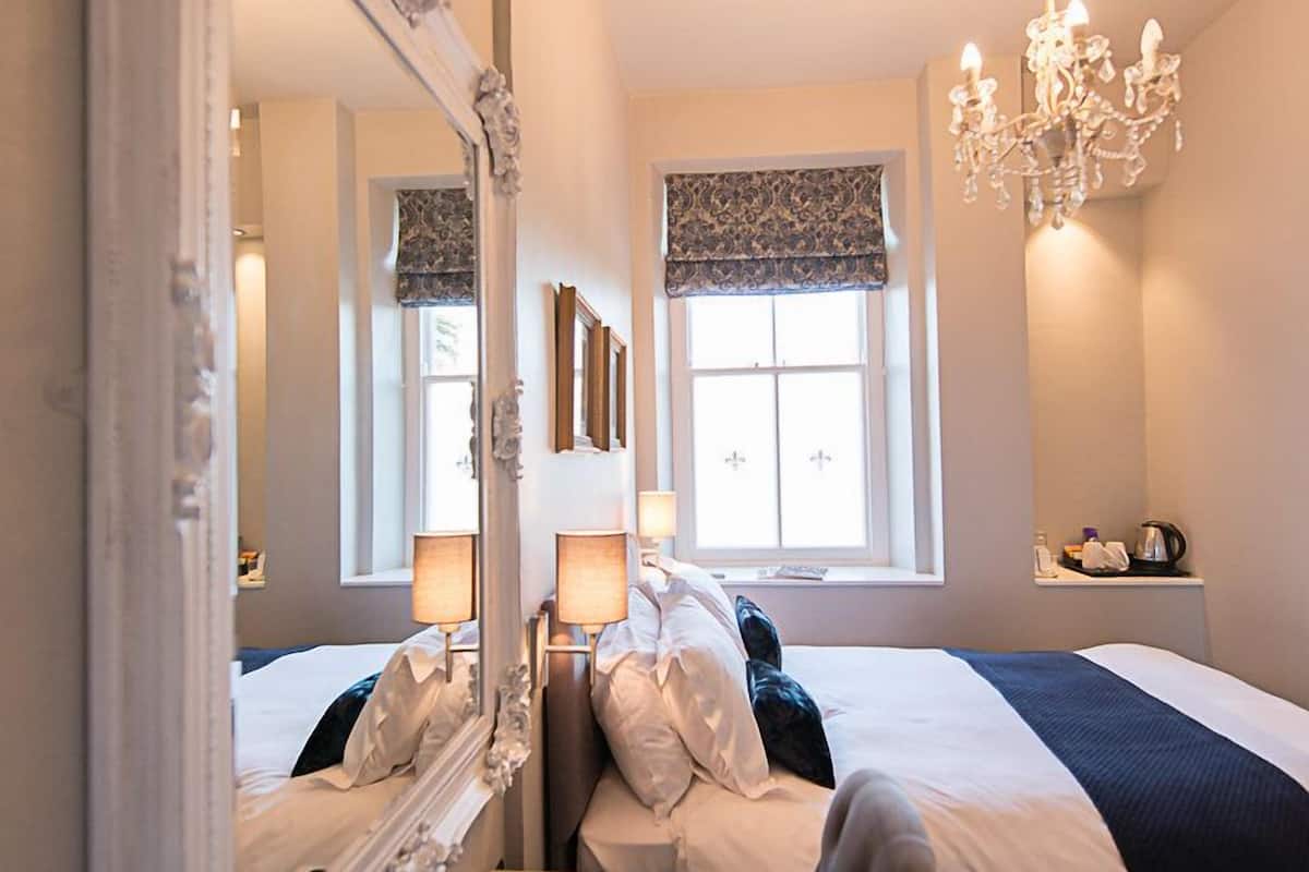 double room (farquaad room) | egyptian cotton sheets, premium bedding, soundproofing, wifi