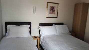 Habitación triple, baño en la habitación ((Double Bed & Single Bed)) | 1 habitación