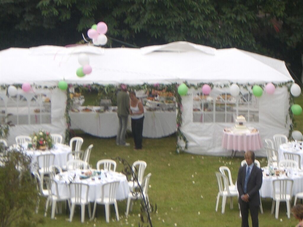 Evento al aire libre con carpas, mesas y sillas dispuestas para los invitados.