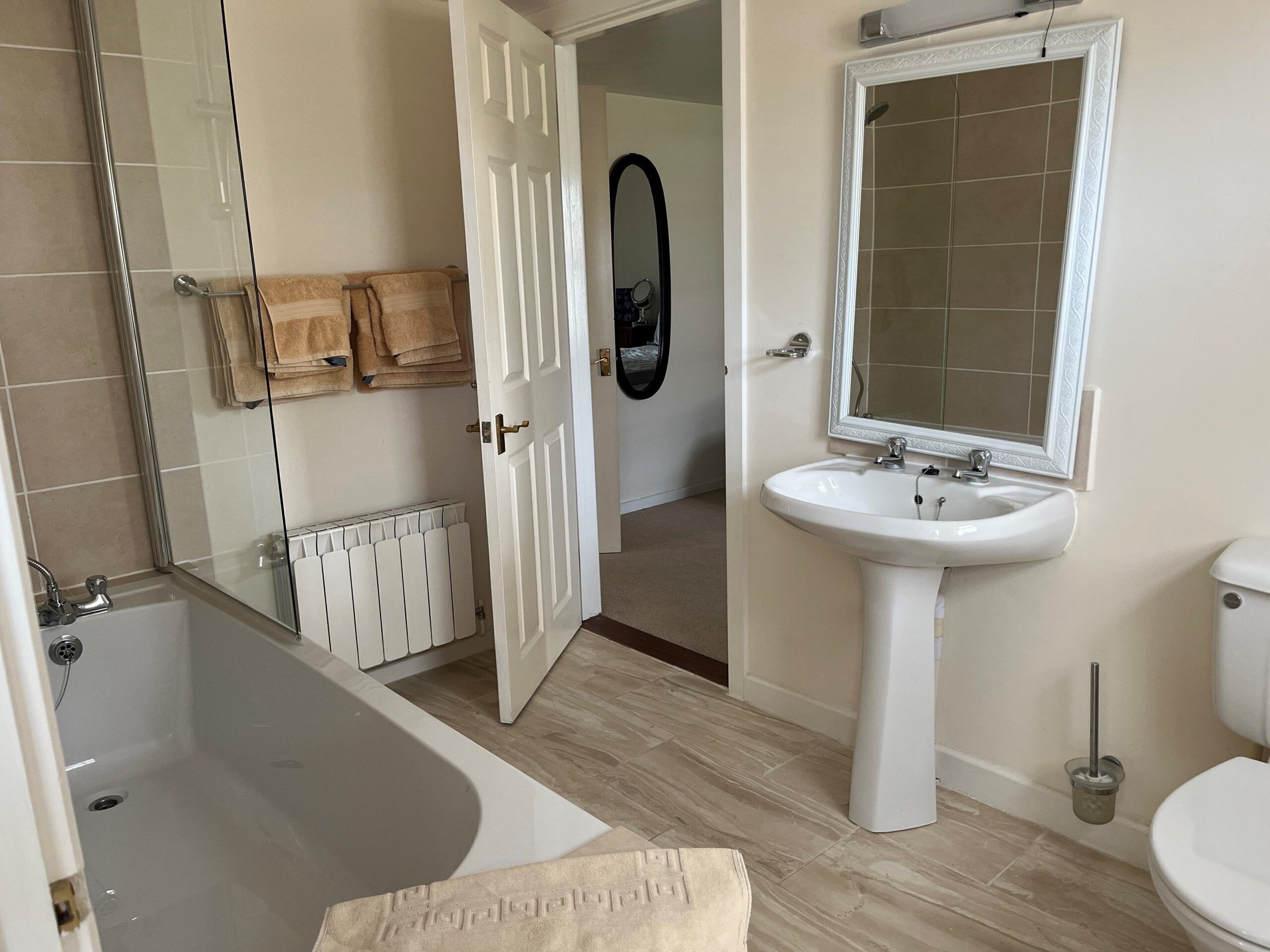 Un baño con bañera, lavamanos e inodoro.