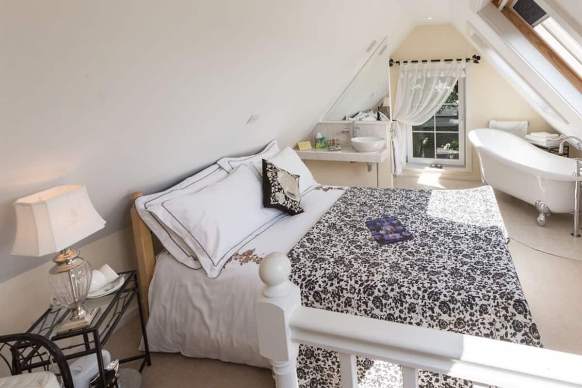Signature Double Room, Ensuite (Charcoal Roses)