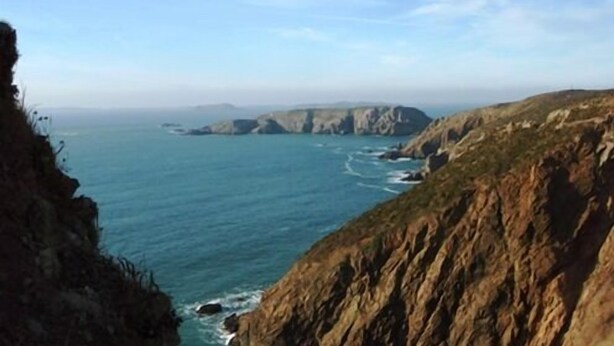A coastal landscape with cliffs and the sea. - Clos De Vaul Creux (Sark)
