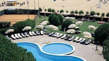 Outdoor pool, pool loungers