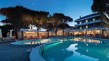 Outdoor pool, sun loungers