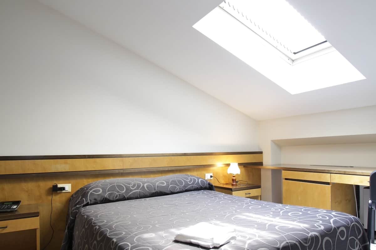 Minibar, coffre-fort, bureau, literie fournie
