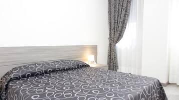 Minibar, Zimmersafe, Schreibtisch, BettwÀsche