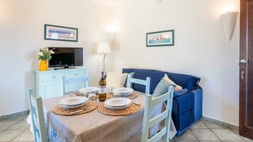 Apartamento, 1 quarto | Área de estar | TV de tela plana