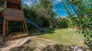 Children’s play area – outdoor