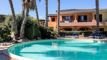 Piscina externa sazonal, guarda-sóis