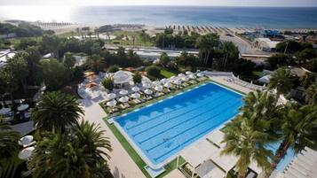 Piscine couverte, piscine extérieure (ouverte en saison)
