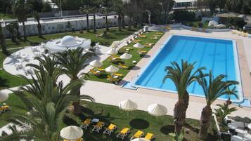 Piscine couverte, piscine extérieure (ouverte en saison)