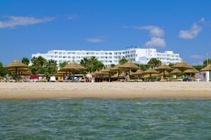 プライベートビーチ、サンラウンジャー、ビーチパラソル、ビーチタオル