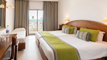 Double Room | In-room safe, soundproofing, free cribs/infant beds, bed sheets
