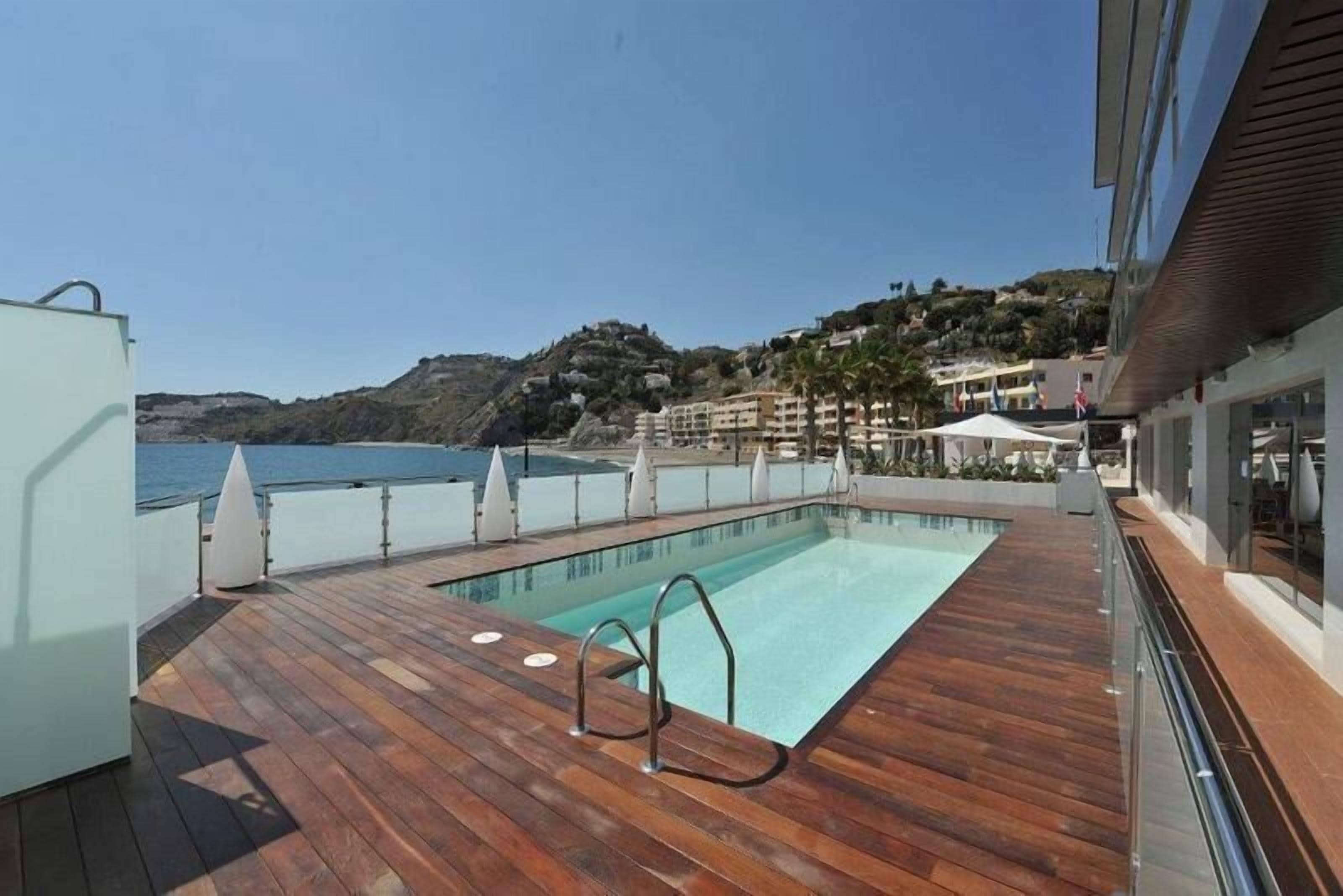 Una piscina al aire libre de temporada