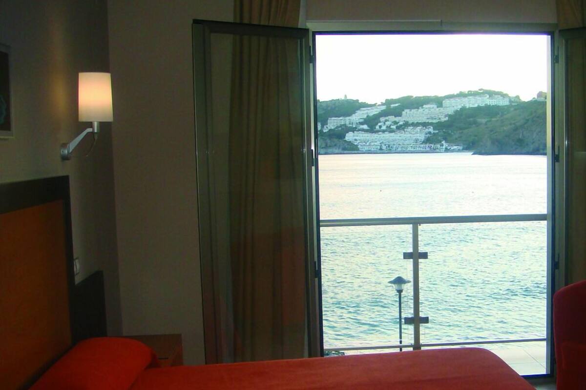 Double Room, Sea View | Minibar, in-room safe, desk, blackout drapes