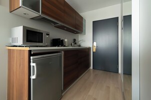 Studio with private external bathroom | Cozinha americana privada | Geladeira, micro-ondas, cooktop, cafeteira/chaleira