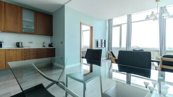 Estúdio, sacada | Opções para refeição no quarto