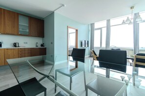 Estudio, balcón | Servicio de comidas en la habitación