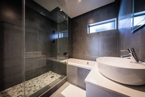 Luxury Suite | Bathroom | Shower, free toiletries, hair dryer, bathrobes