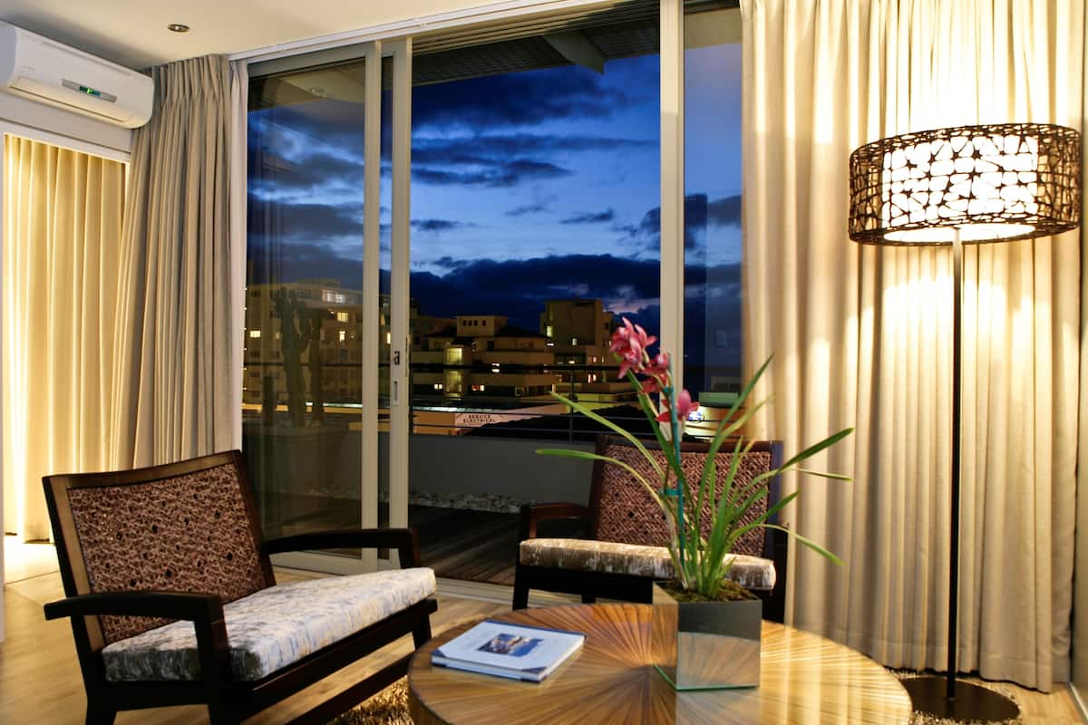 Penthouse | Woonruimte | Een flatscreentelevisie
