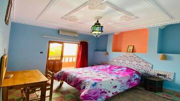 Hochwertige Bettwaren, Zimmersafe, Schreibtisch, Verdunkelungsvorhänge