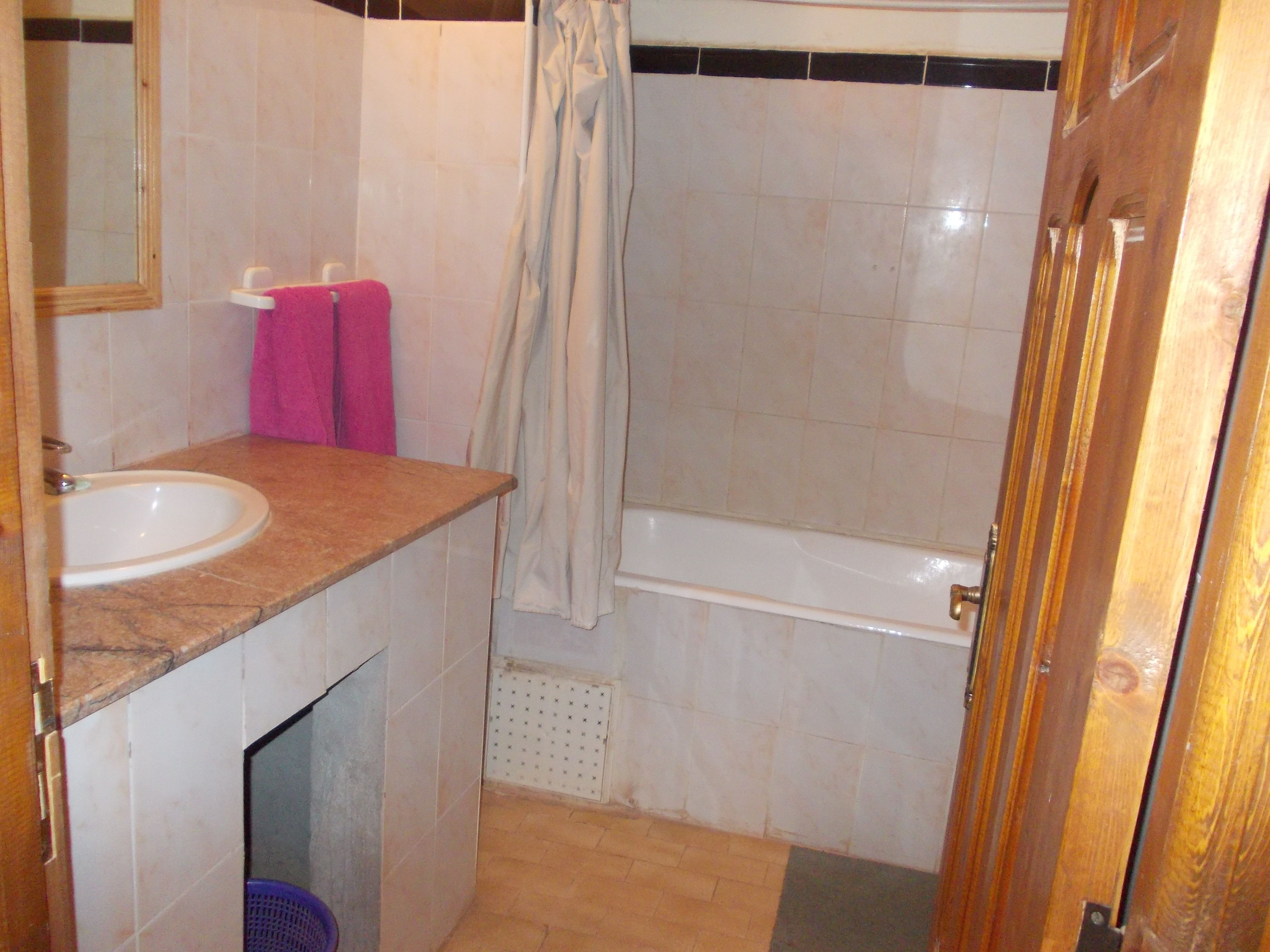 Ein Badezimmer mit Waschbecken, Badewanne und Duschvorhang.
