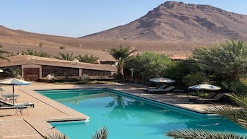 Innenpool, Außenpool, Liegestühle