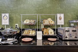 Free daily buffet breakfast  - Fairfield Inn & Suites Marriott San Antonio Boerne (Boerne)