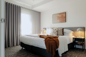 Apartamento, 2 habitaciones | Escritorio y espacio para trabajar con un portátil