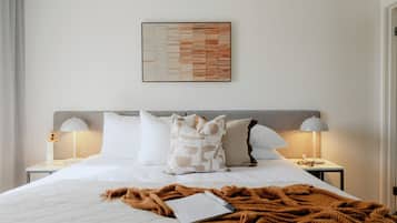 Apartamento, 2 habitaciones | Escritorio y espacio para trabajar con un portátil