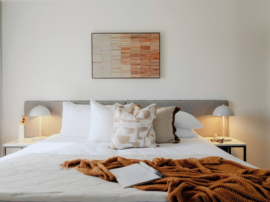 Escritorio y espacio para trabajar con laptop