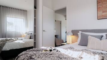 Apartamento, 2 quartos | Escrivaninha, espaço de trabalho para notebook