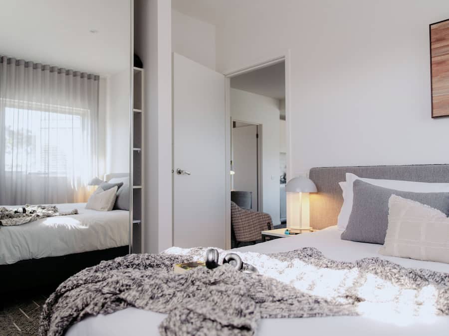 Escritorio y espacio para trabajar con laptop