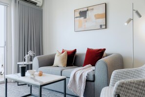 Apartment, 1 Schlafzimmer | Wohnbereich | 32-Zoll-LCD-Fernseher mit Satellitenempfang, Fernseher