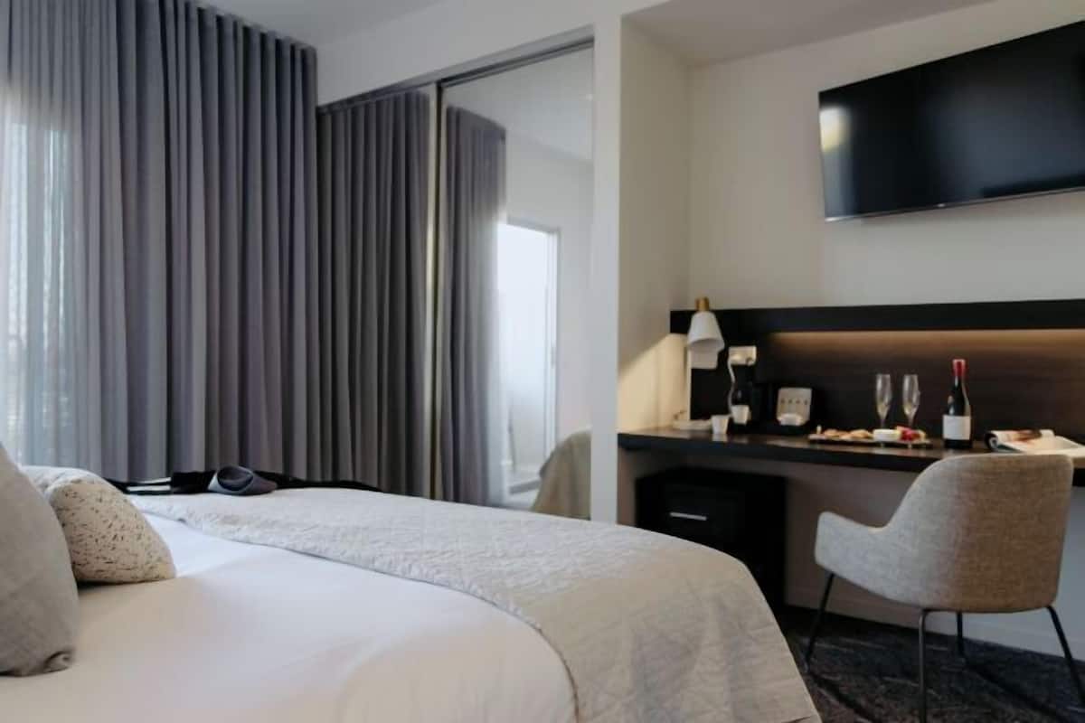 Schreibtisch, laptopgeeigneter Arbeitsplatz, Bügeleisen/Bügelbrett