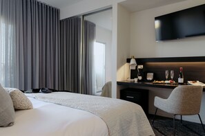Two Bedroom Apartment - Interconnecting | Desk, laptop workspace, iron/ironing board, free WiFi