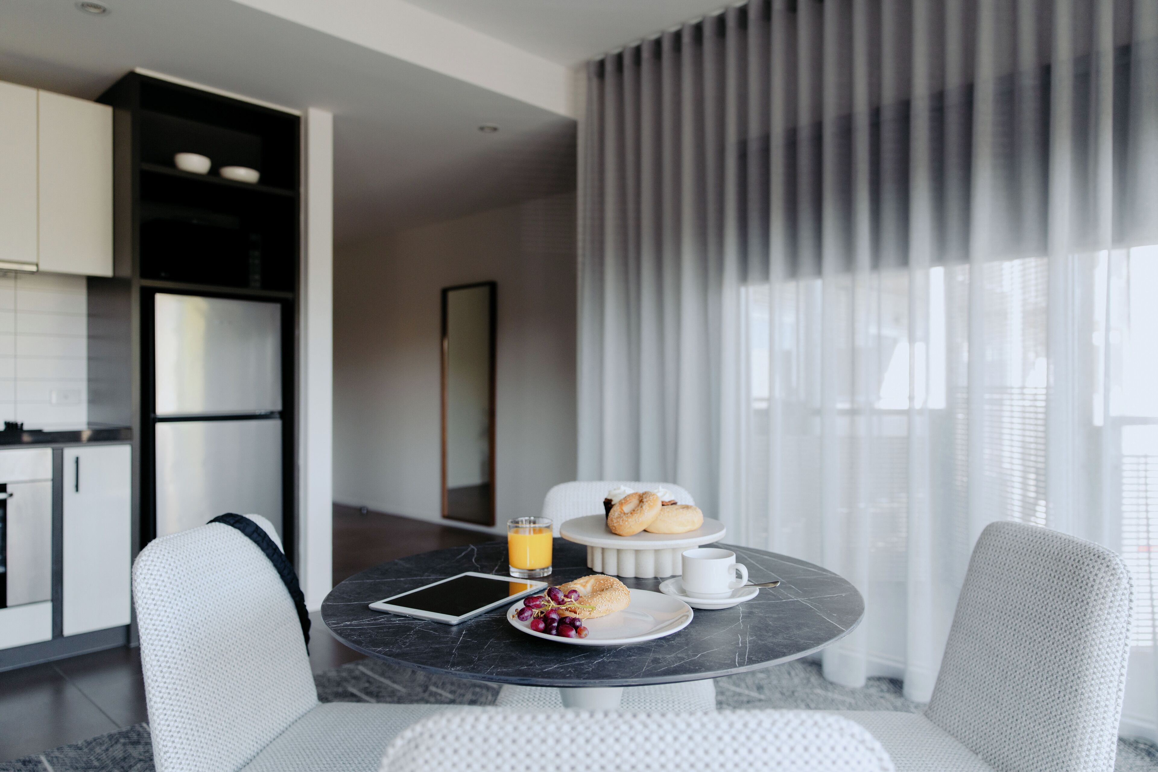 Apartamento, 2 quartos | Área de estar | TV LCD 32 polegadas com canais via satélite, TV