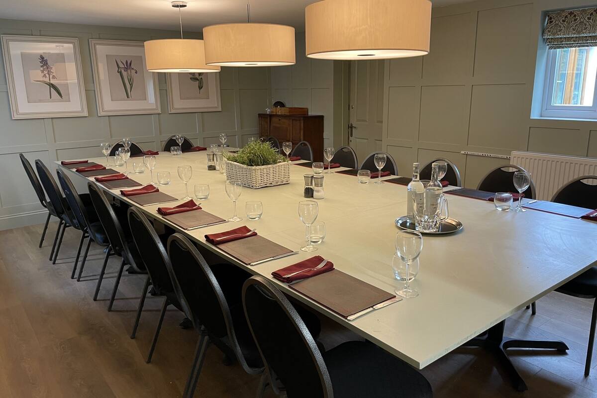 twin room, ensuite | dining