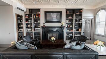 Presidential Suite | Living area | 43-inch LED TV with digital channels, TV
